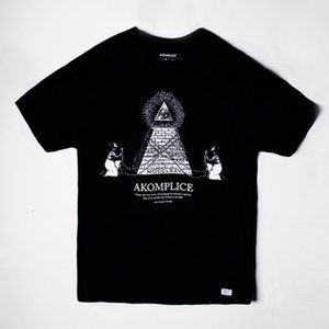 AKOMPLICE PYRAMID MENS BLACK TSHIRT SZ:M NWOT🏷
